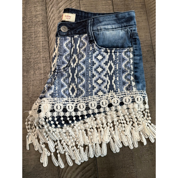 l.e.i. Ashley Low Rise Aztec Print Denim Shorts with Crochet Fringe Size 3/26 - Picture 5 of 7